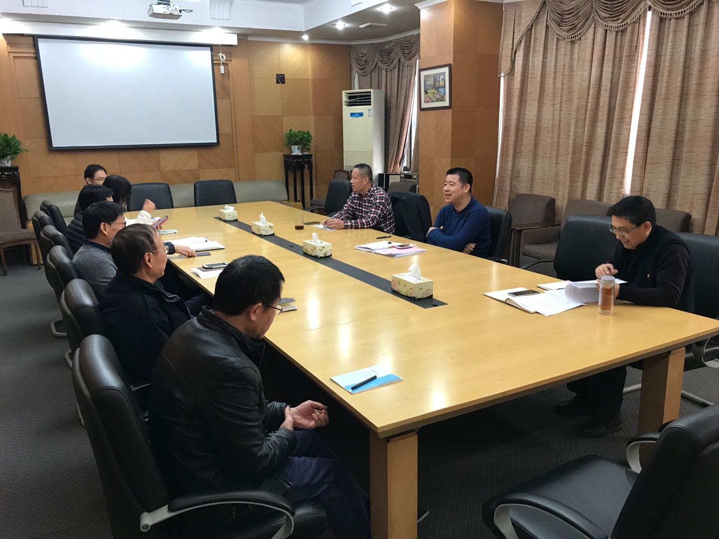 工藝品公司組織新年第一次黨委理論擴大中心組學習