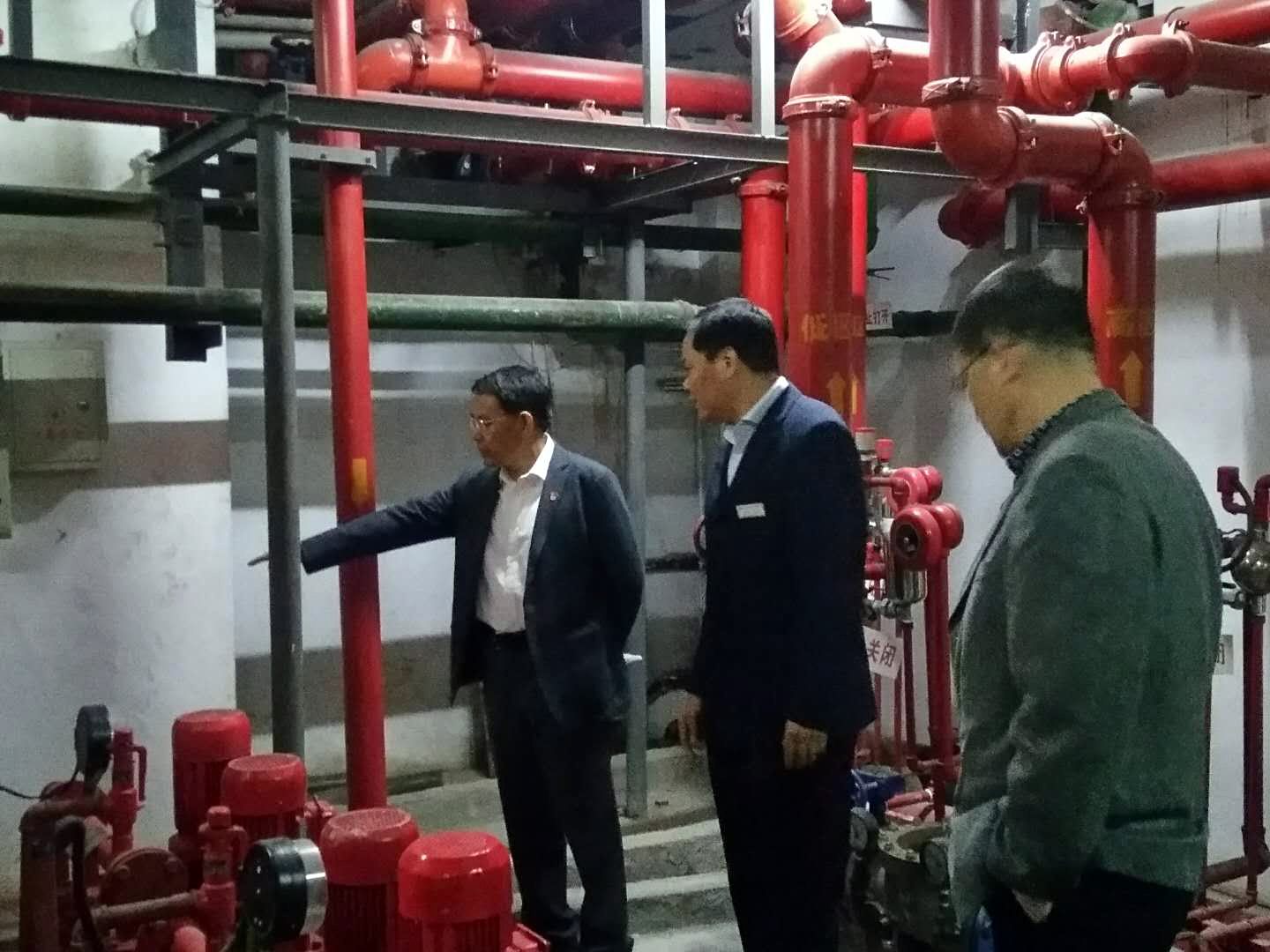 集團公司副總經理徐旭陽帶隊檢查二輕大廈