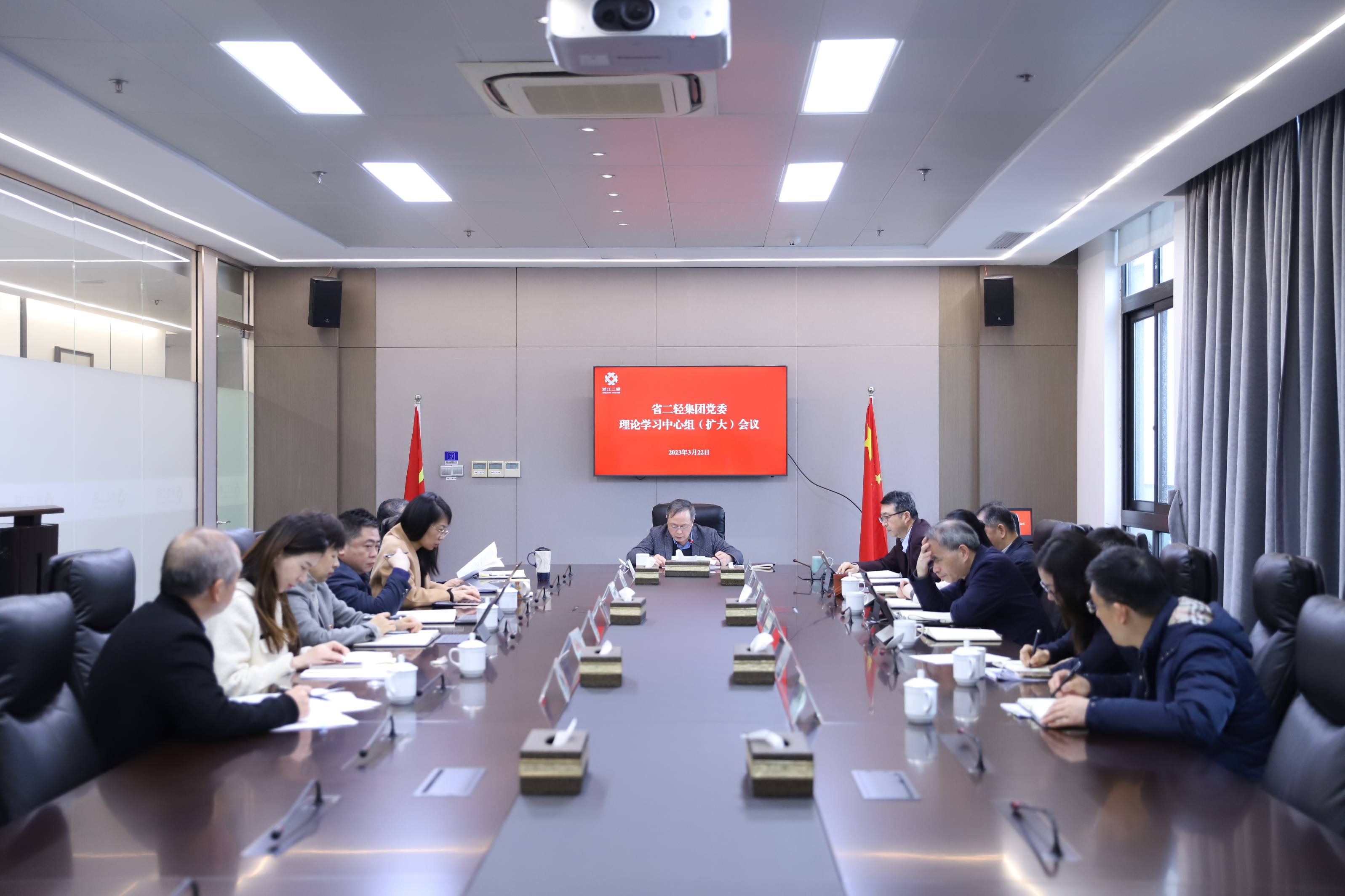 省二輕集團黨委召開理論學習中心組（擴大）會議專題學習全國“兩會”精神