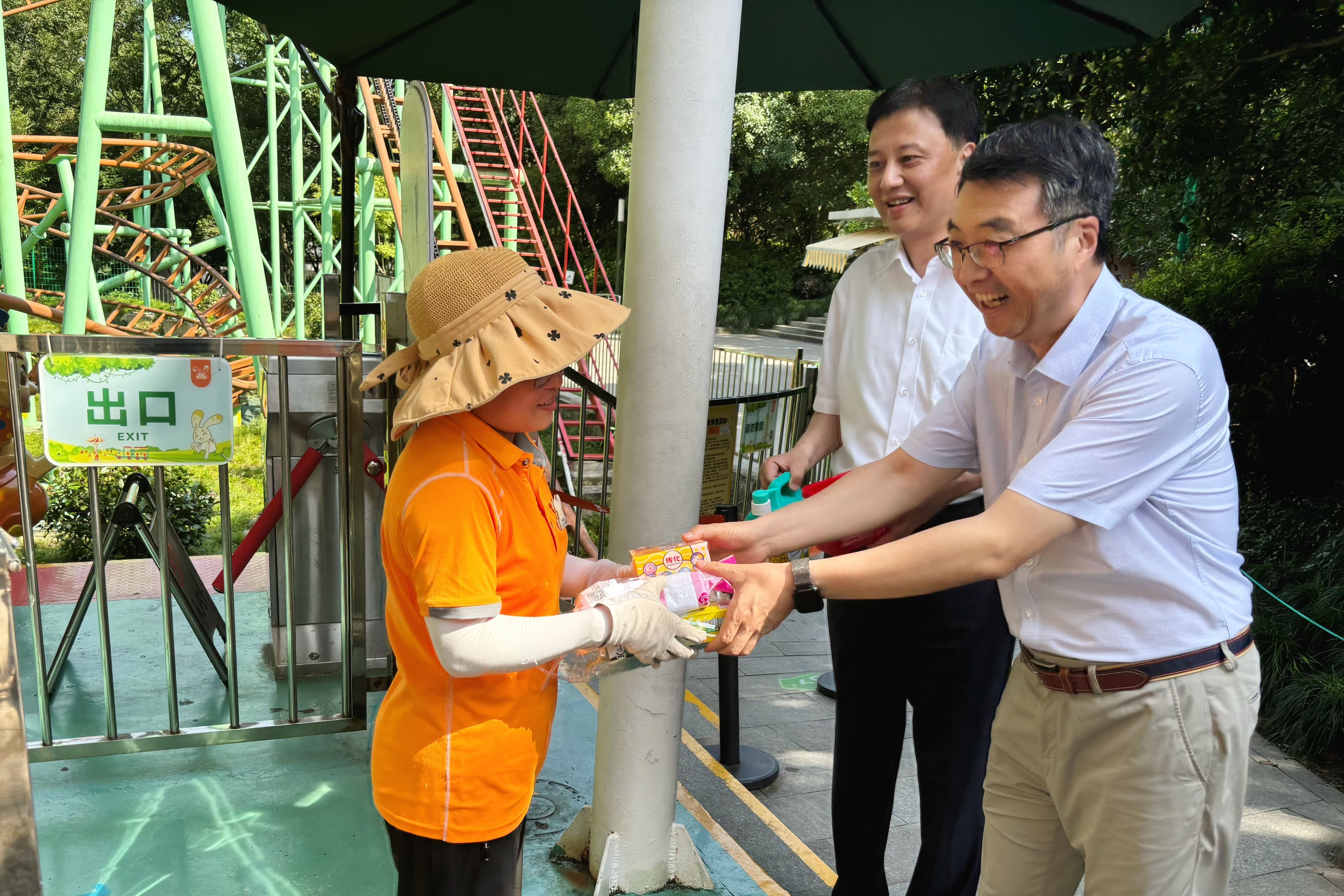 盛夏送清涼 關(guān)愛(ài)沁人心 省二輕集團(tuán)開展高溫慰問(wèn)活動(dòng)