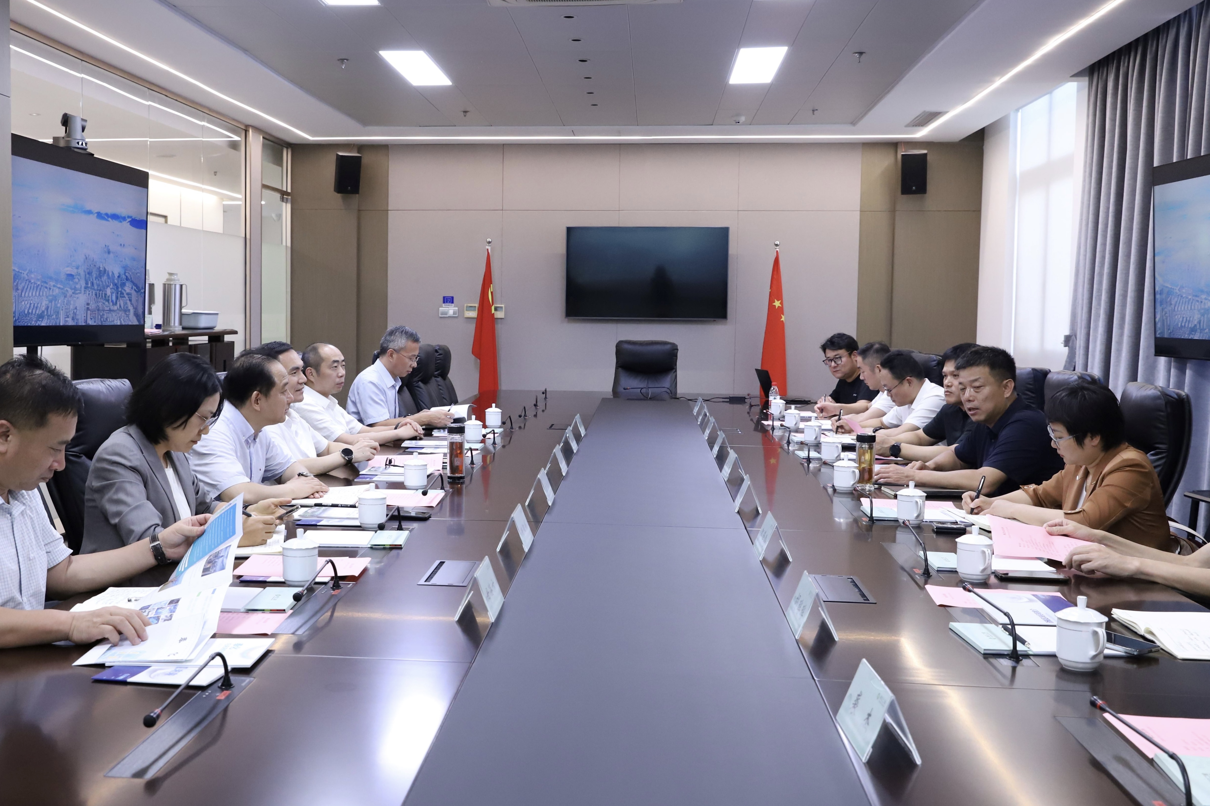 寧波市奉化區委書記胡永光一行到訪省二輕集團