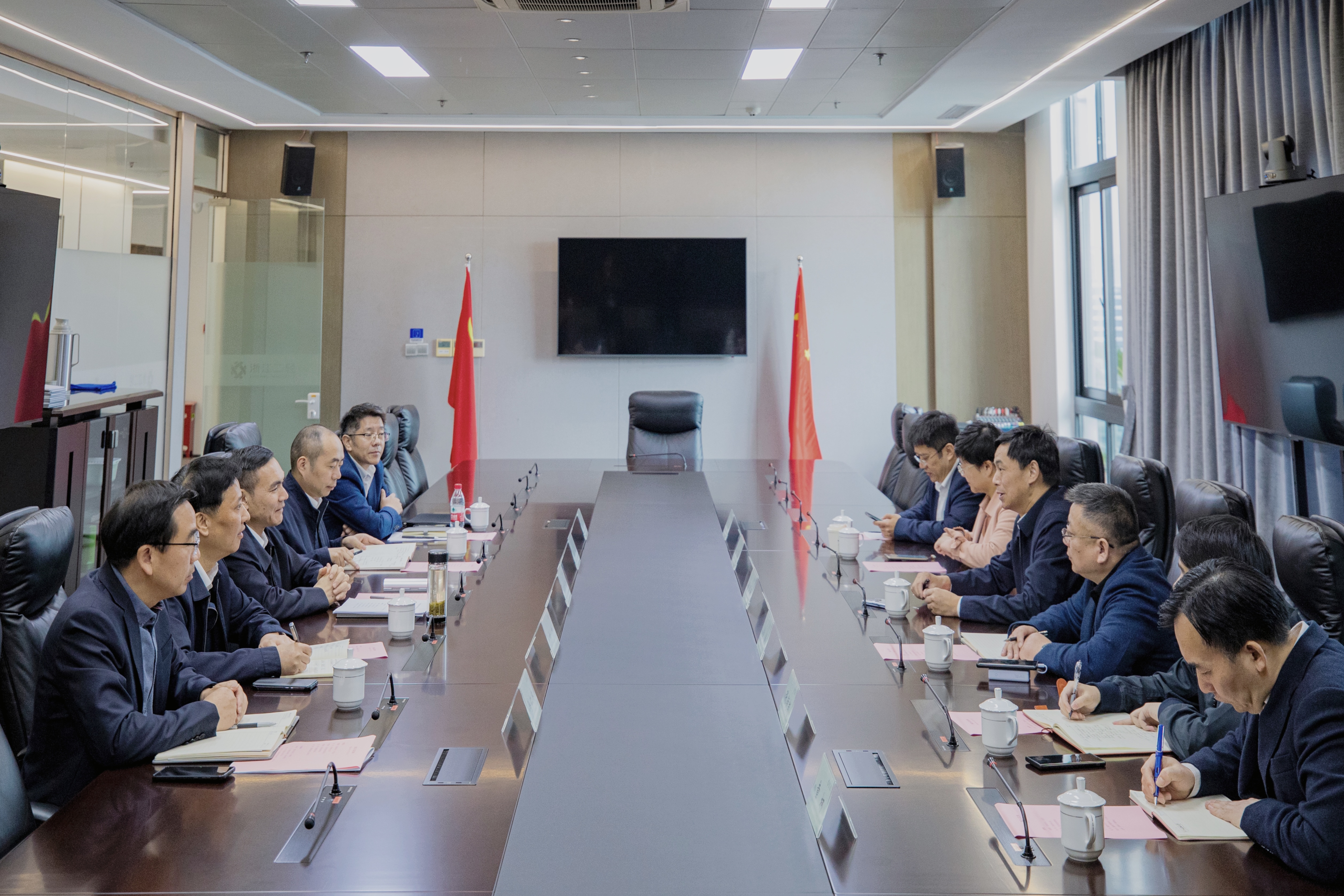 拱墅區(qū)政府敖煜新一行到訪省二輕集團(tuán)